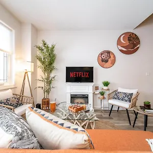 Bali Style - King Bed - Fireplace - Jacuzzi - Fast Wi-fi - Free Netflix & Garage Parking Holiday home Edmonton